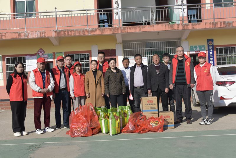 公司開展“與村共建”志愿者幫扶活動 公司開展“與村共建”志愿者幫扶活動